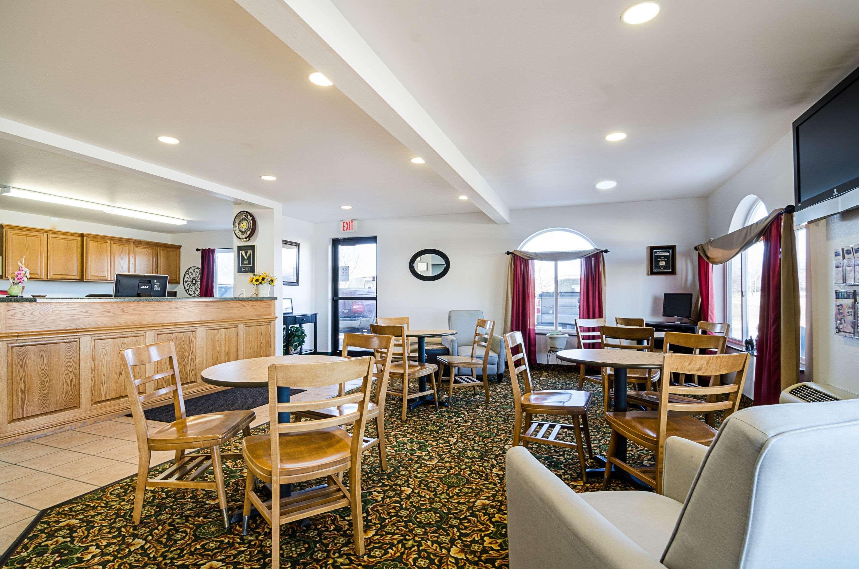 Rodeway Inn Larned Exterior photo