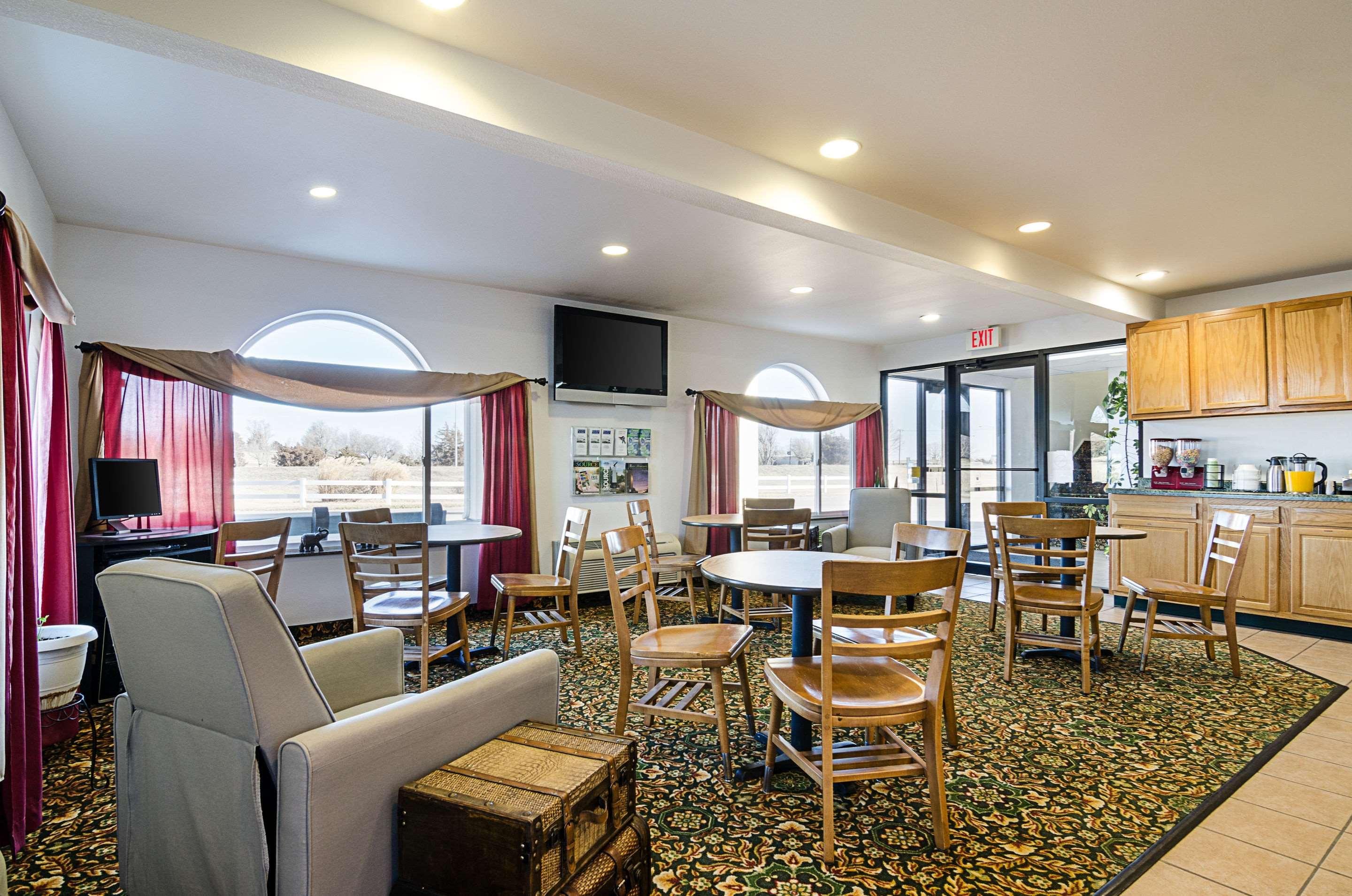 Rodeway Inn Larned Exterior photo