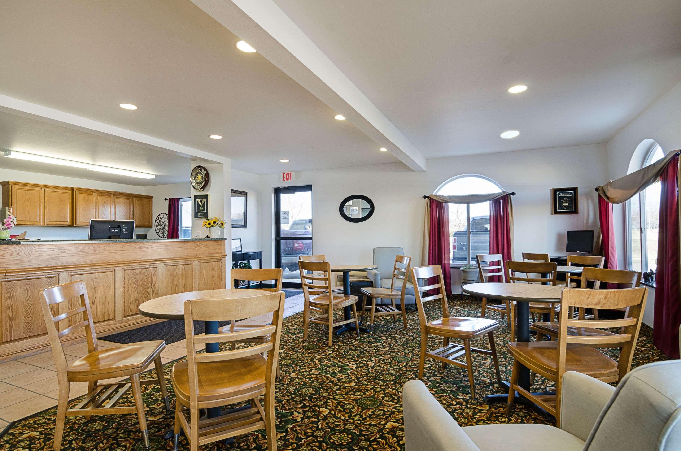 Rodeway Inn Larned Exterior photo