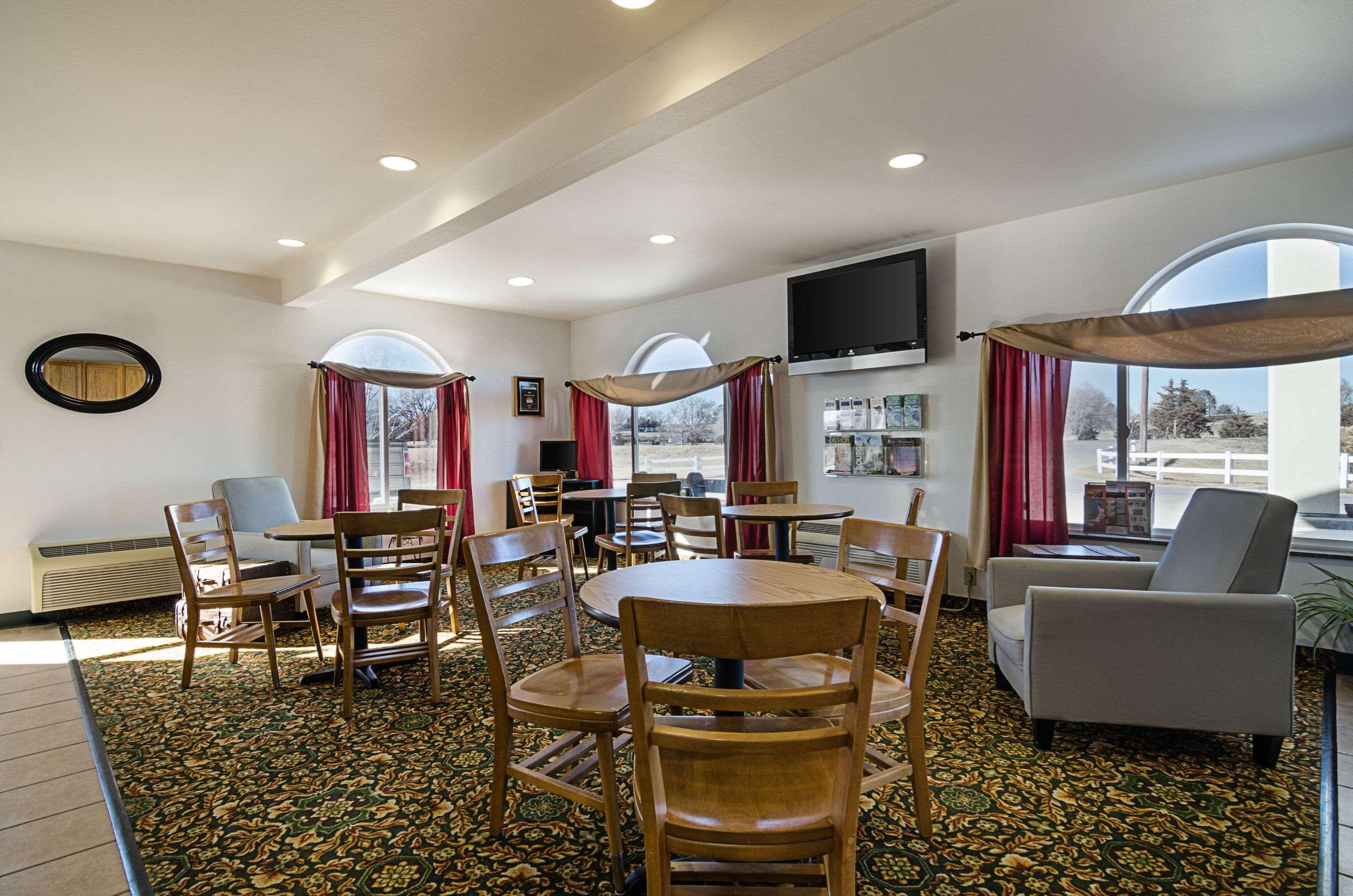 Rodeway Inn Larned Exterior photo