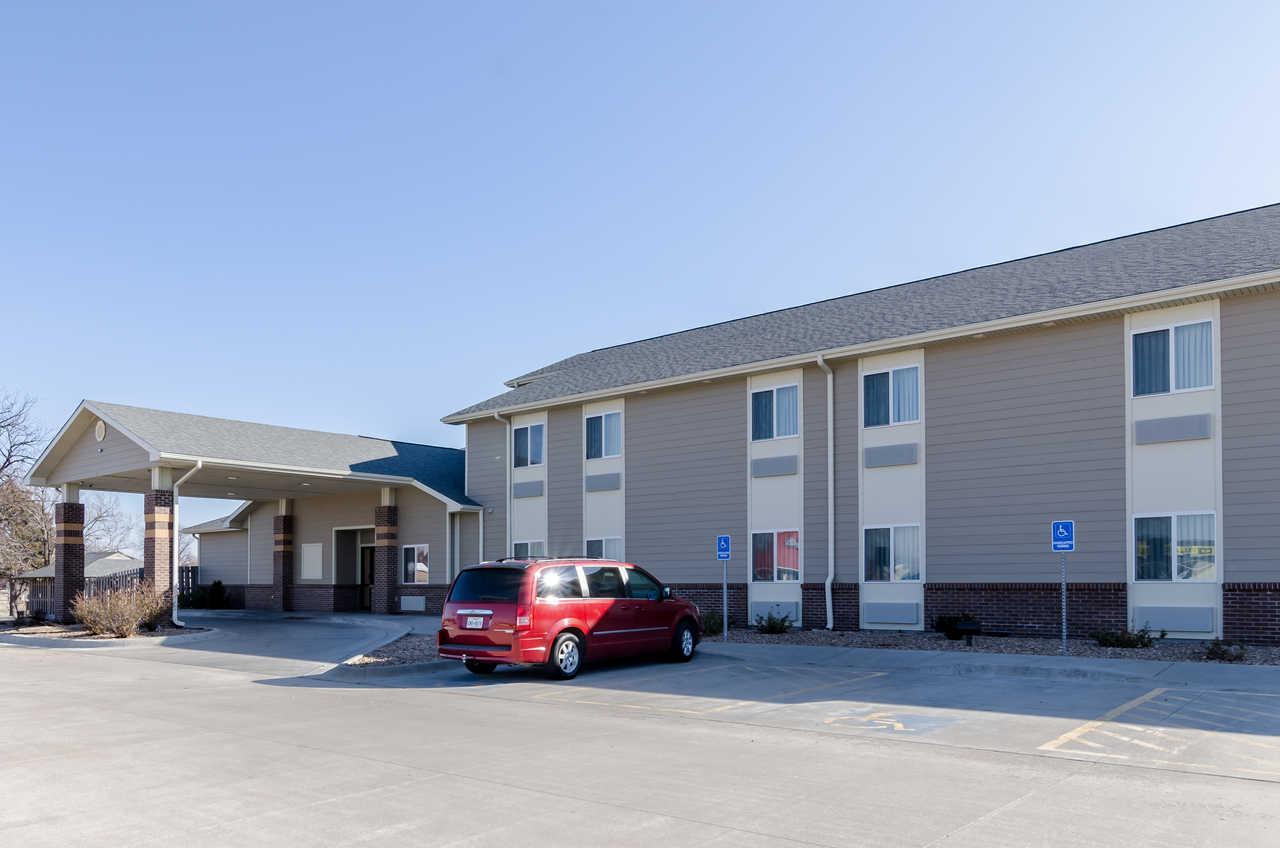 Rodeway Inn Larned Exterior photo