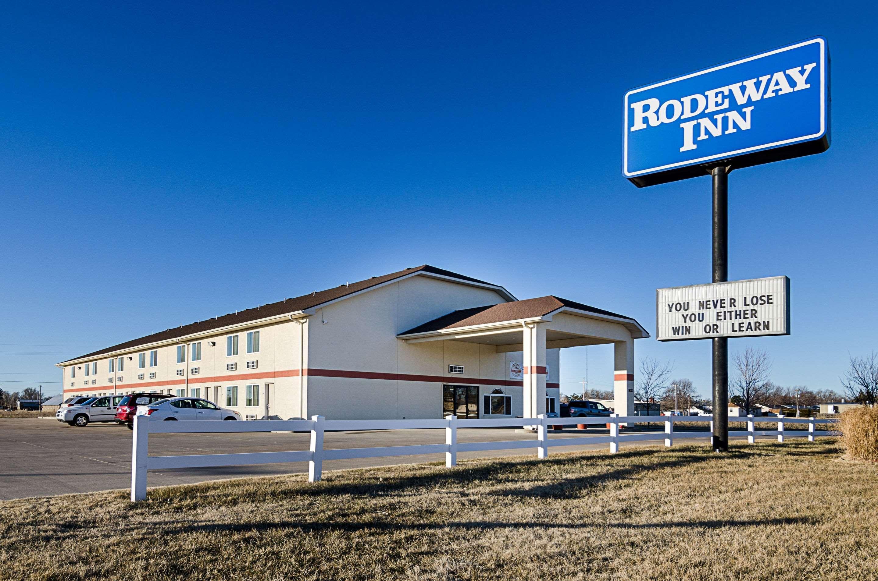 Rodeway Inn Larned Exterior photo